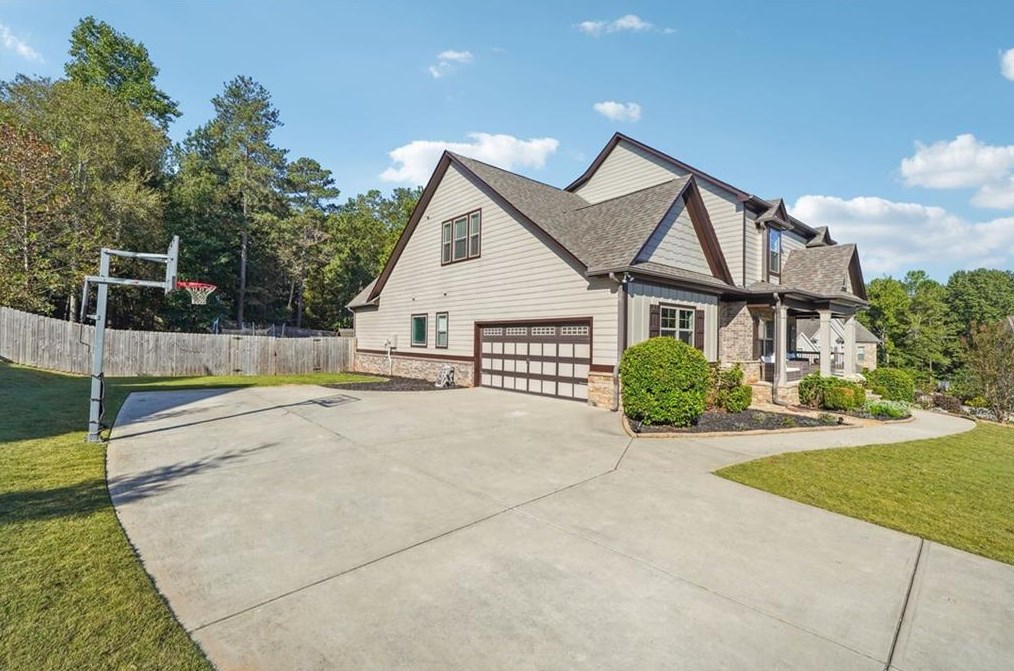 1225 Sterling Lake Dr, Jefferson, GA 30549
