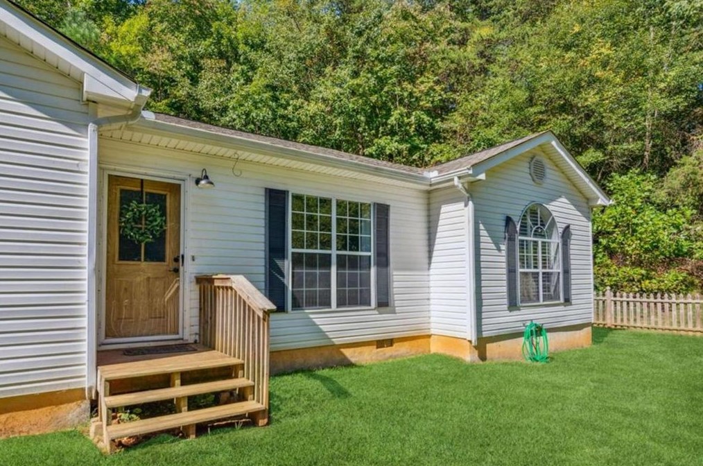 3003 Mohawk Dr, Gainesville, GA 30501-7563