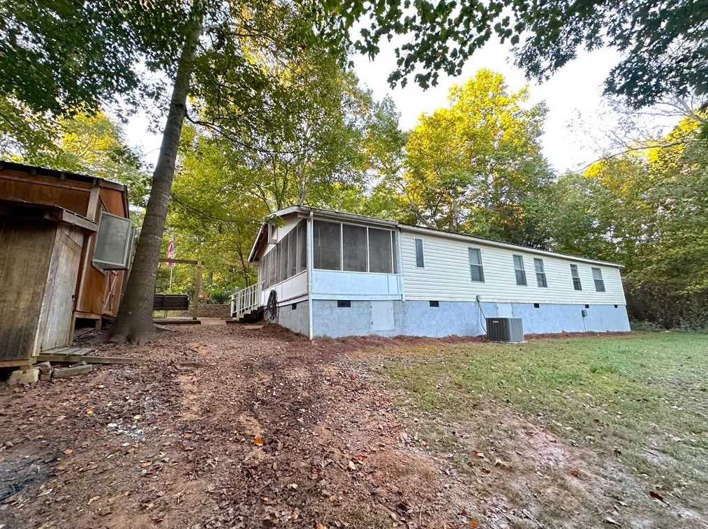 201 Spruce Ln, Cornelia, GA 30531-4521