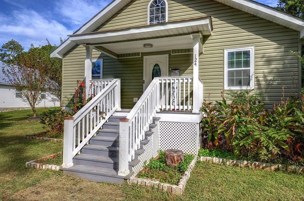 124 Peters St, Calhoun, GA 30701-2712