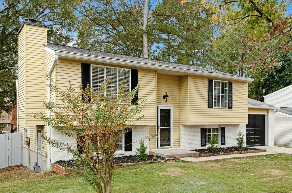 1095 Worthington Hills Dr, Roswell, GA 30076-1717
