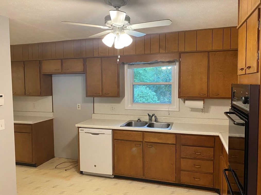 4061 Cooper Lk Rd, Smyrna GA  30082-3328 exterior