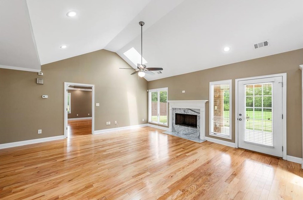 466 E Jefferson St, Hoschton, GA 30548