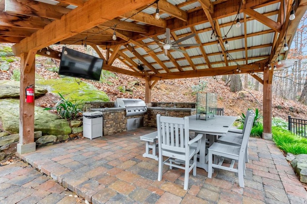 6895 Riverside Dr, Atlanta GA  30328-1840 exterior