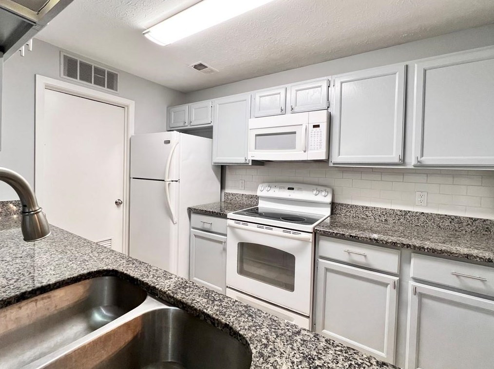 326 Warm Springs Cir, Roswell GA  30075-4967 exterior