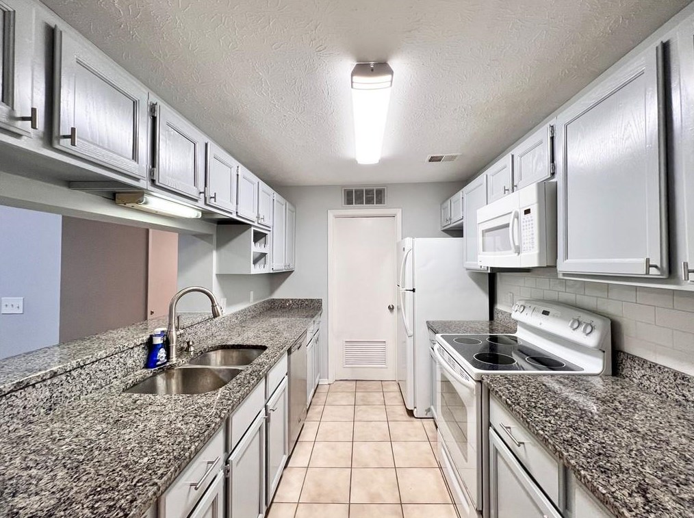 326 Warm Springs Cir, Roswell GA  30075-4967 exterior