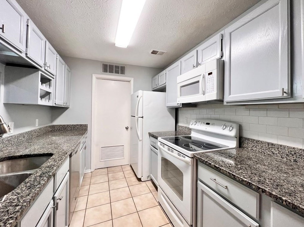 326 Warm Springs Cir, Roswell GA  30075-4967 exterior