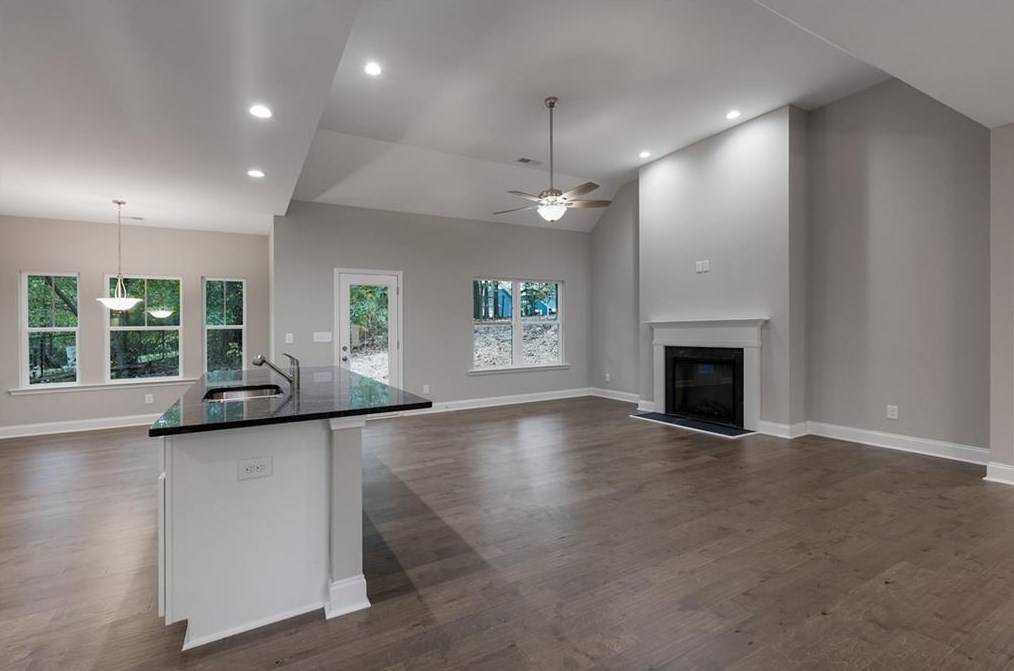 564 Oakland Dr, Calhoun GA 30701-4269 exterior