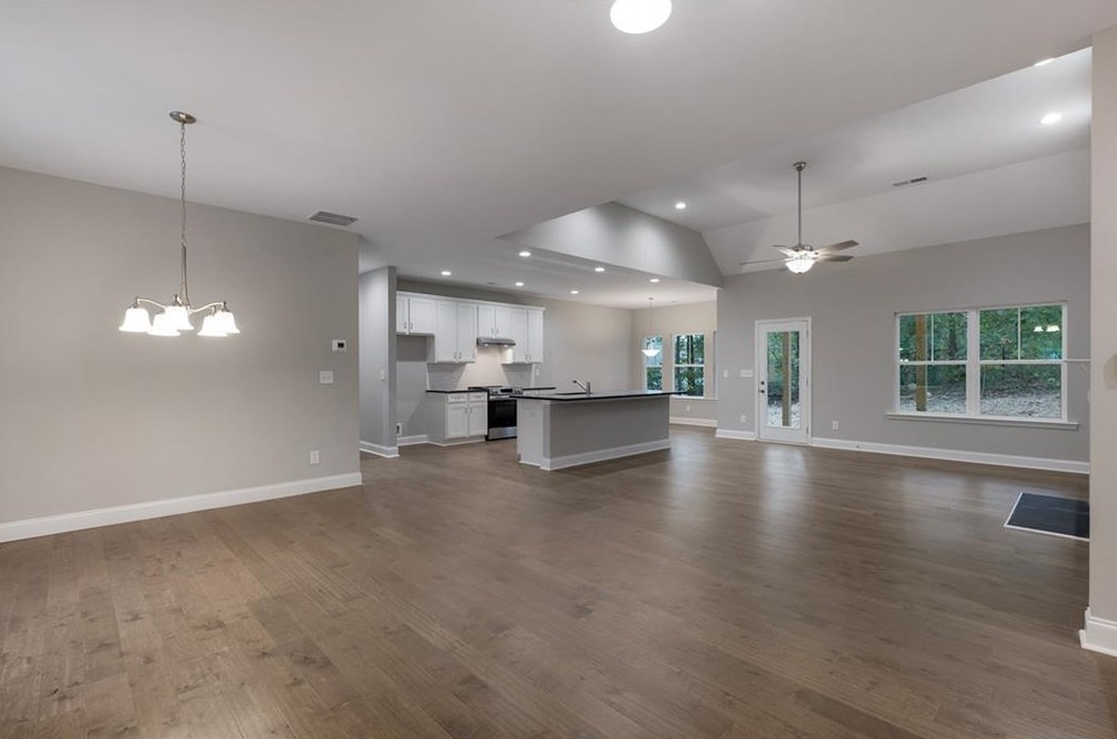 564 Oakland Dr, Calhoun GA 30701-4269 exterior