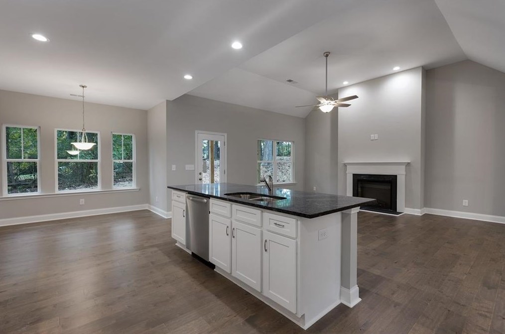 564 Oakland Dr, Calhoun GA 30701-4269 exterior