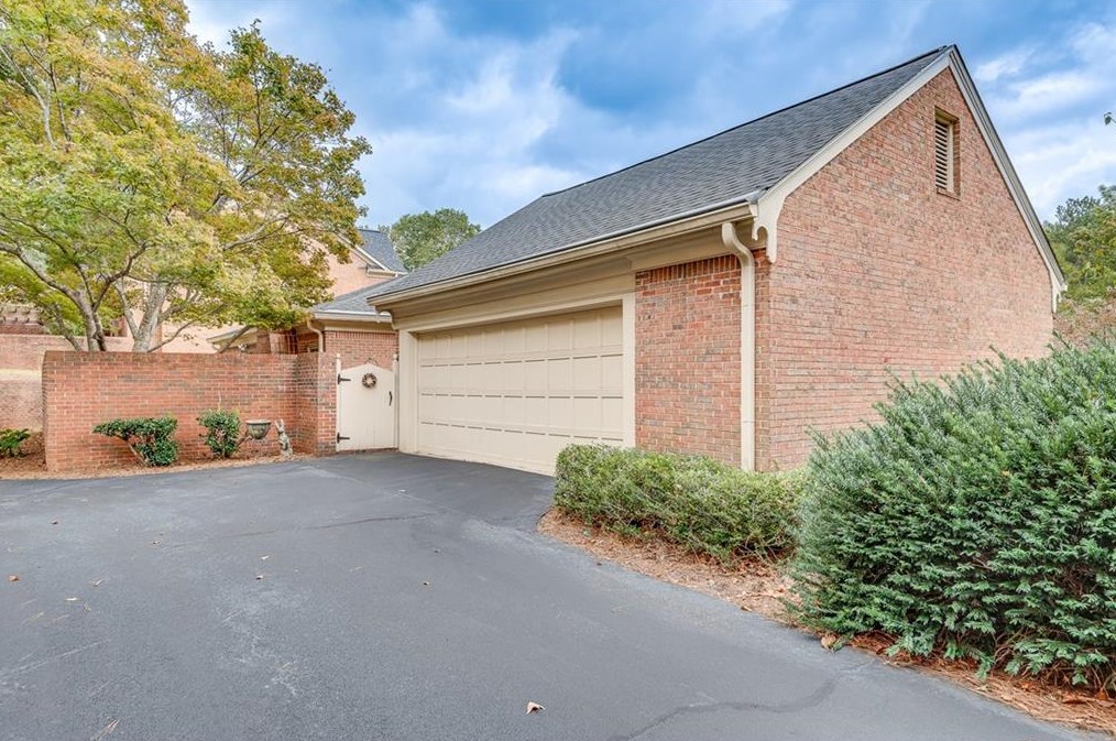 1805 Bedfordshire Dr, Decatur GA  30033-1405 exterior