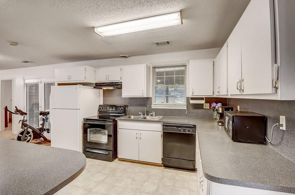 1682 Pine Glen Cir, Decatur GA  30035-1531 exterior