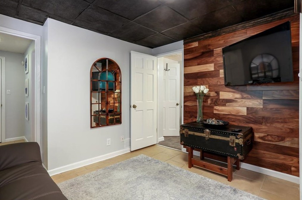 1891 Woodland Hills Ave, Atlanta GA  30318-3063 exterior