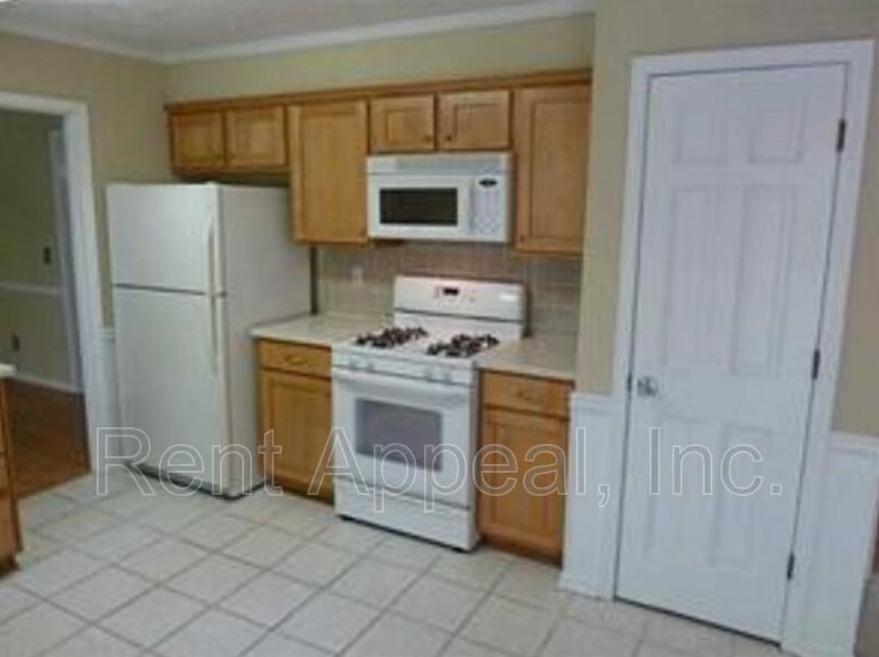 689 Dogwood Dr, Lawrenceville, GA 30046