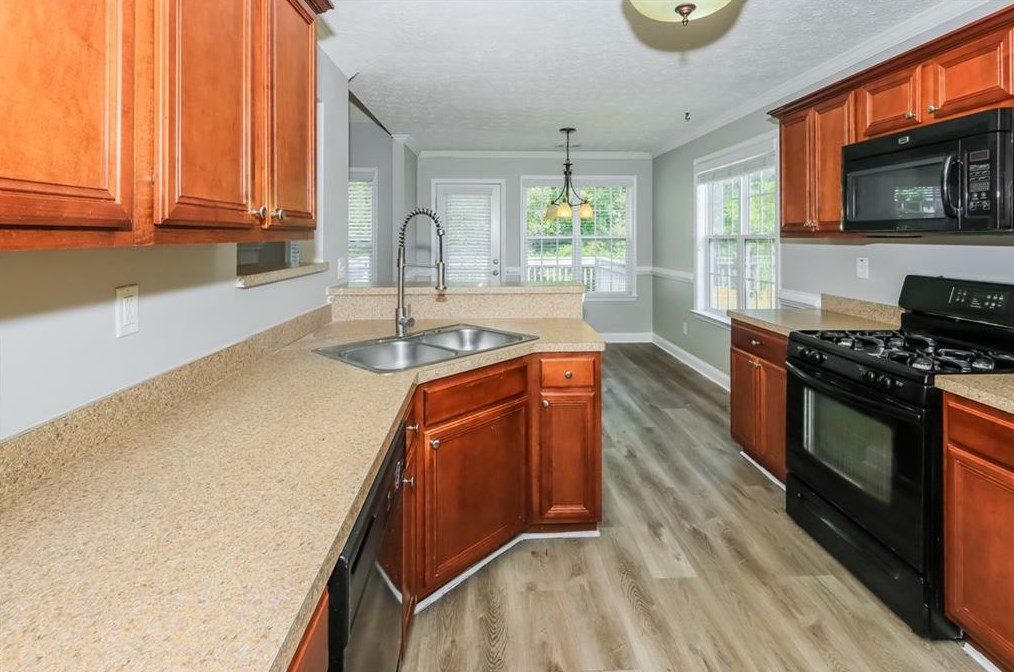 220 Creekside Cir, Hampton, GA 30228