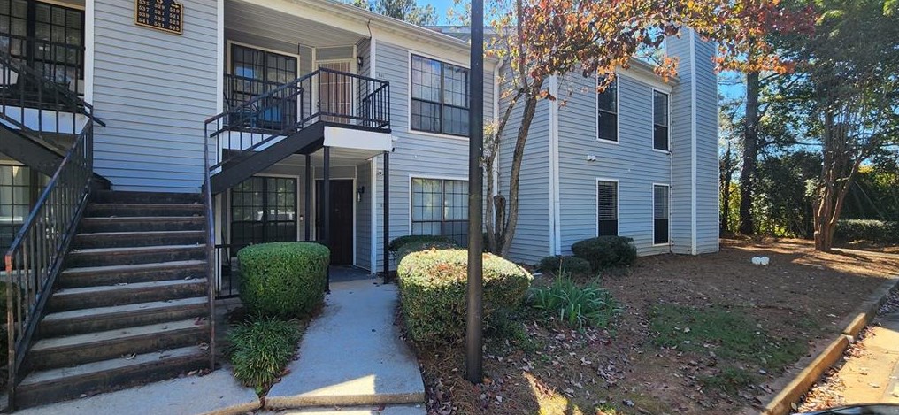 527 Windchase Ln, Stone Mountain, GA 30083