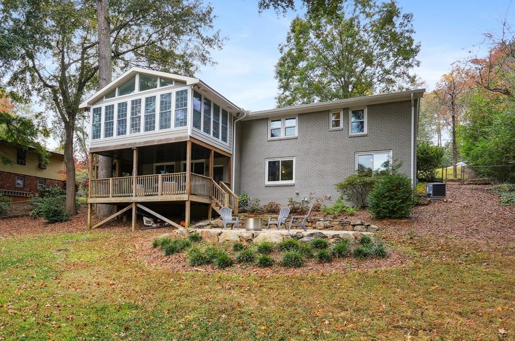 6825 Sunny Brook Ln, Atlanta GA  30328-2124 exterior