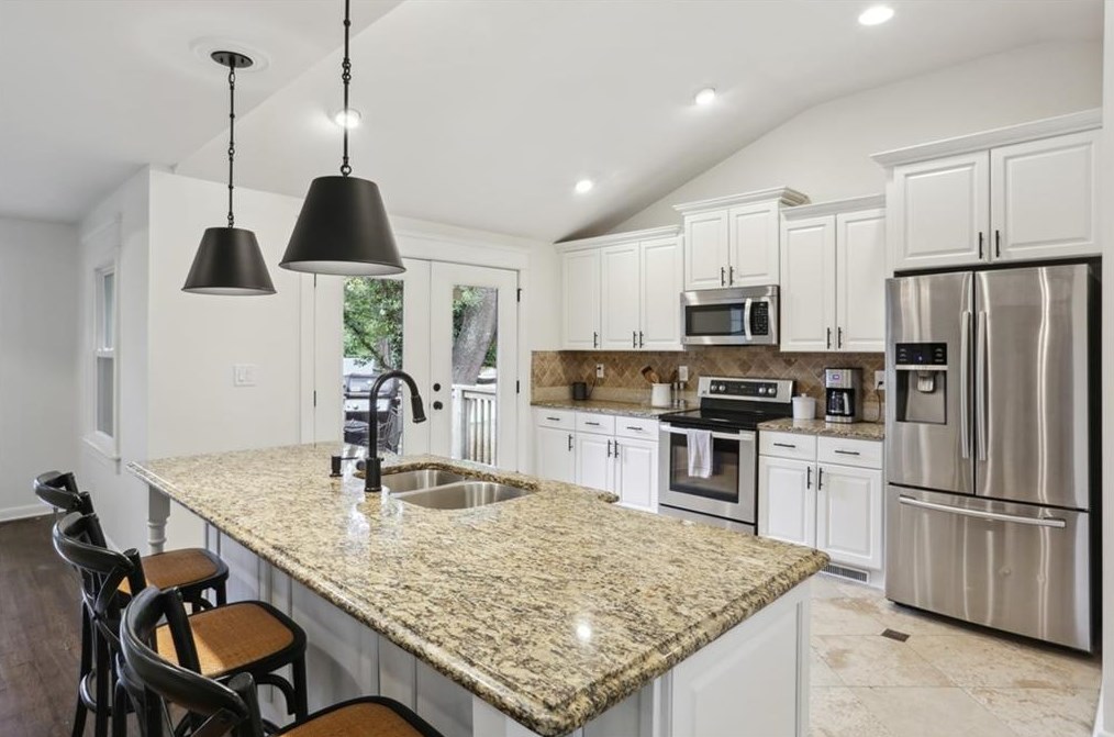 6825 Sunny Brook Ln, Atlanta GA  30328-2124 exterior