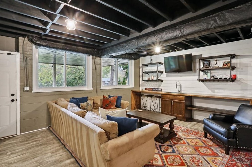 6825 Sunny Brook Ln, Atlanta GA  30328-2124 exterior