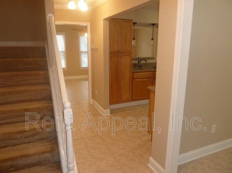 216 Peachtree Hollow Ct, Atlanta, GA 30328