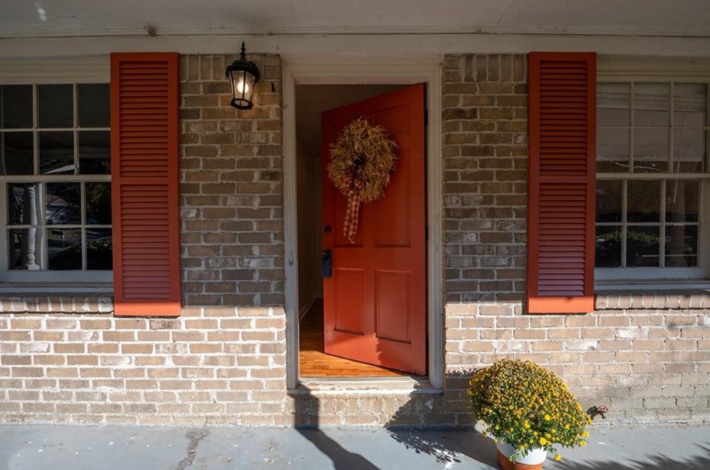 202 Cherry Hill Dr, Calhoun, GA 30701-2520