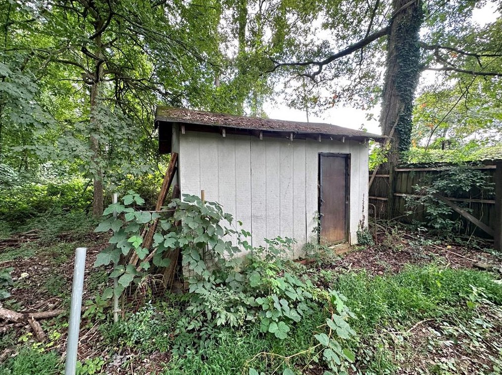 4189 Lindsey Dr, Decatur GA  30035-1922 exterior