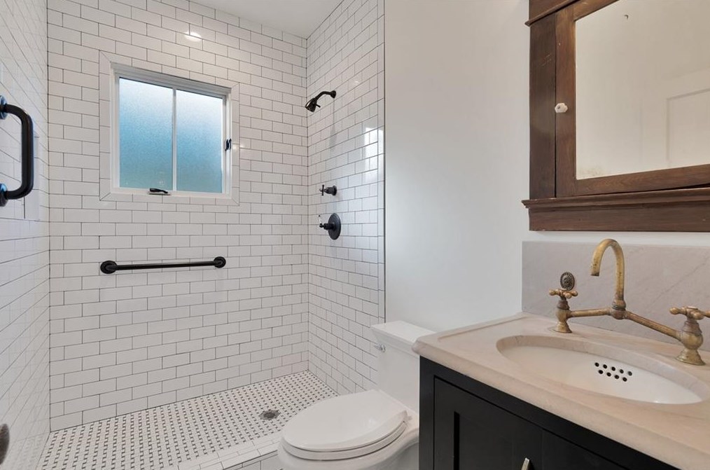 1426 Oakview Rd, Decatur GA  30030-4229 exterior