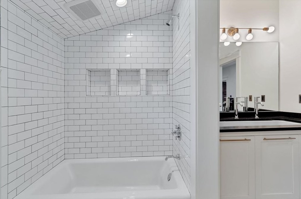 1426 Oakview Rd, Decatur GA  30030-4229 exterior