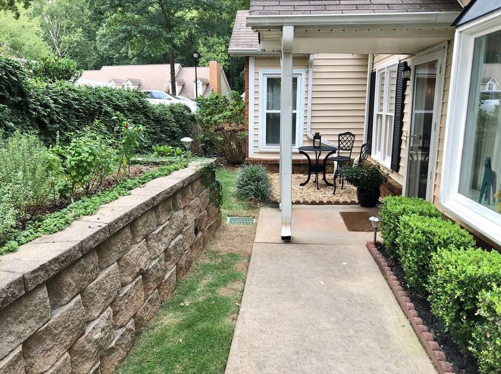 1042 Sasha Ln, Roswell, GA 30075