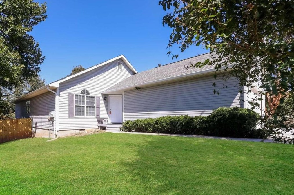 1304 Larkwood Dr, Jonesboro, GA 30238