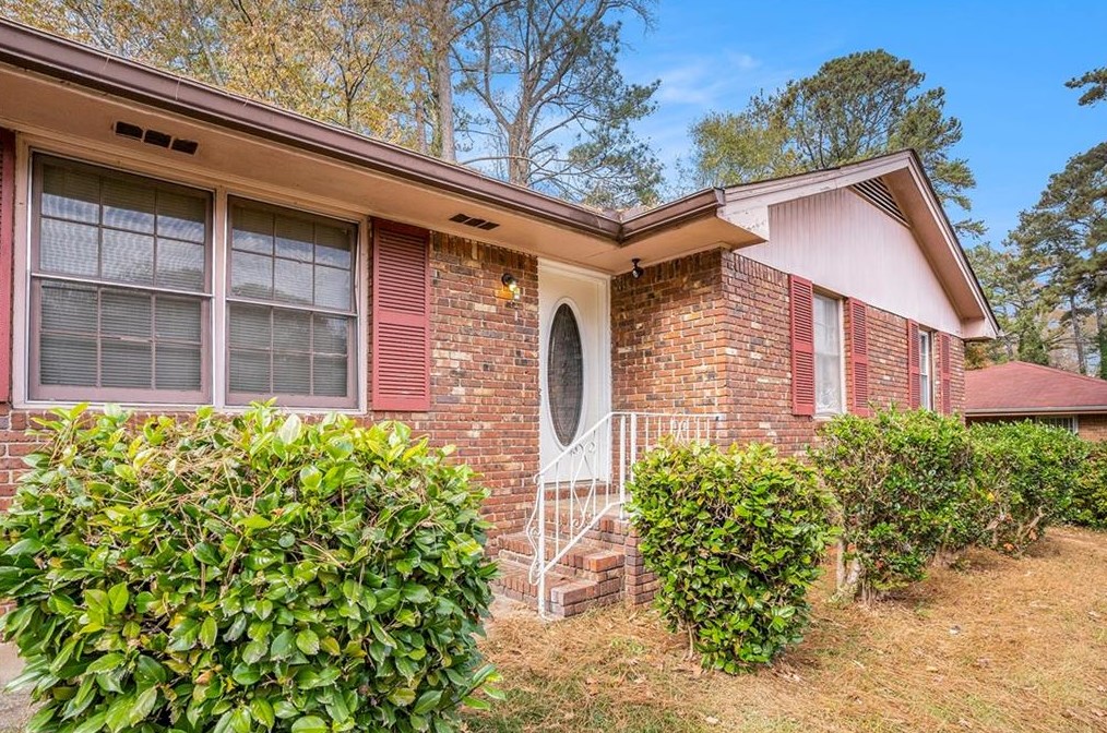 2071 Bluffton Way, Decatur GA  30035-2306 exterior