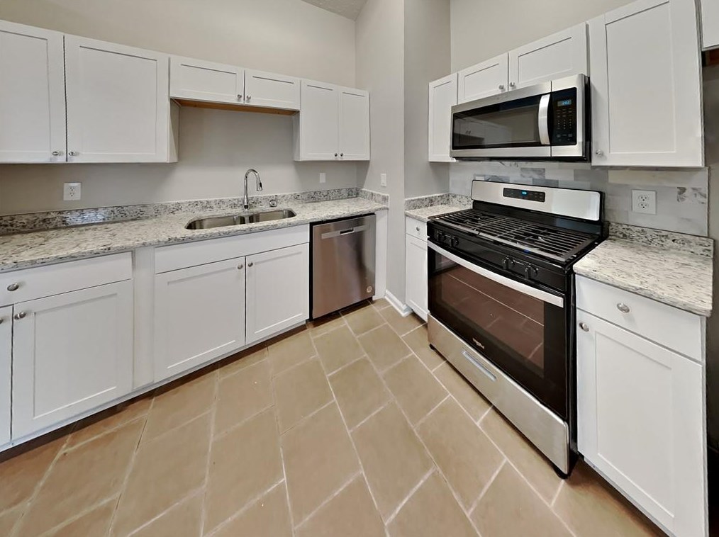 6173 Pembroke Dr, Rex, GA 30273