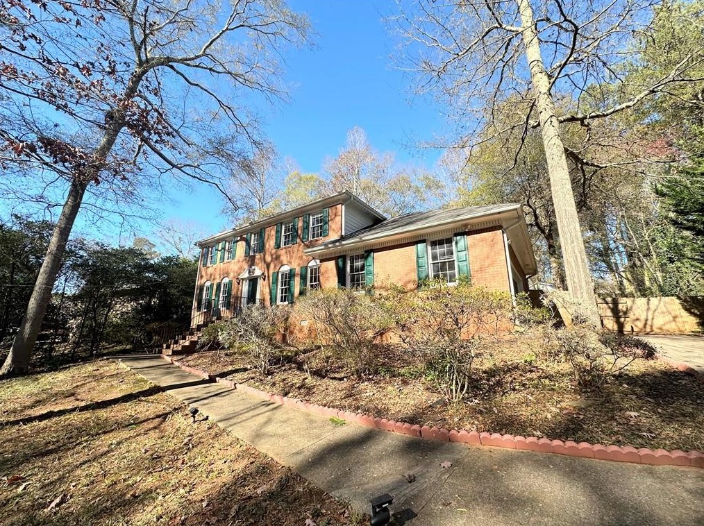 656 Riverbend Dr, Lilburn, GA 30047-2204