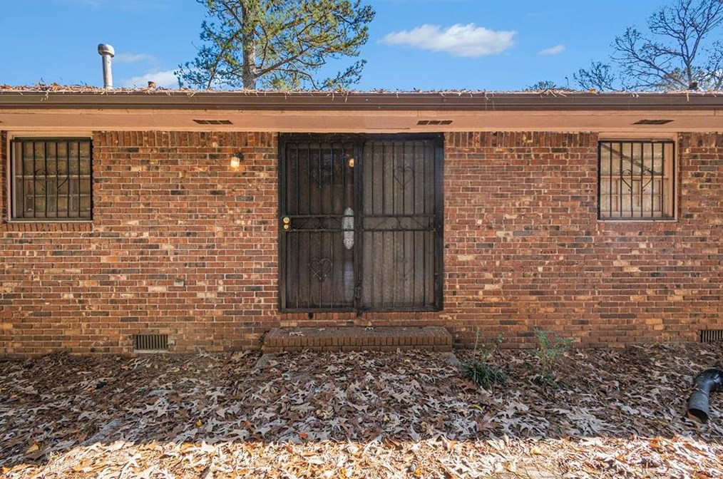 2071 Bluffton Way, Decatur GA  30035-2306 exterior