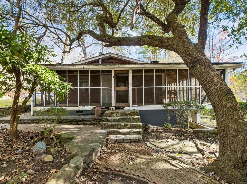 126 Thrush Dr, Roswell, GA 30075