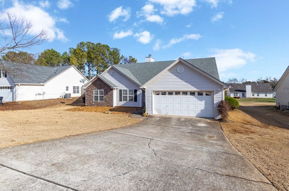 955 Harbins View Dr, Dacula, GA 30019