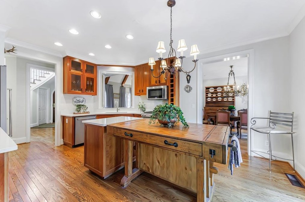 1858 Windemere Dr, Atlanta GA  30324-4918 exterior