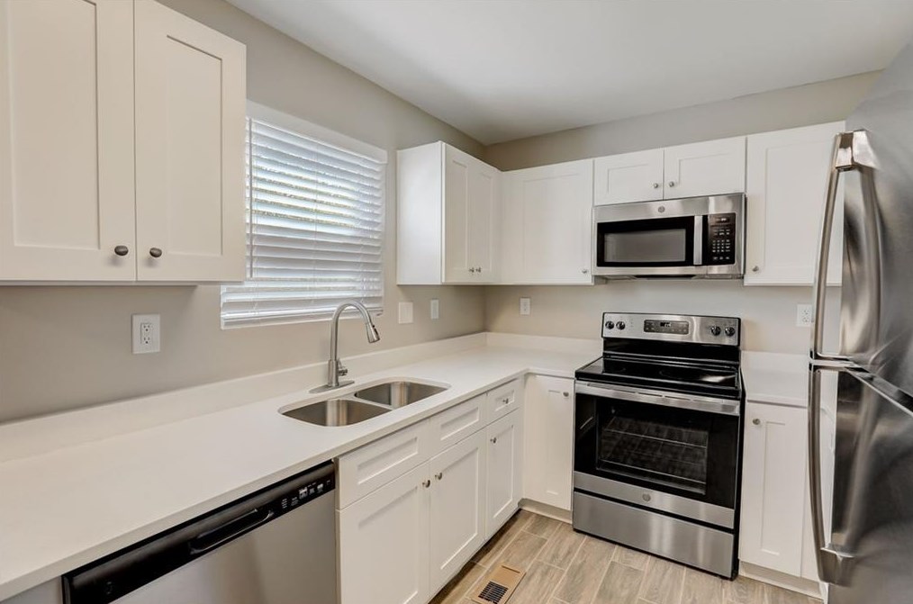 1054 Autumn Crest Ct, Stone Mountain GA  30083-5155 exterior