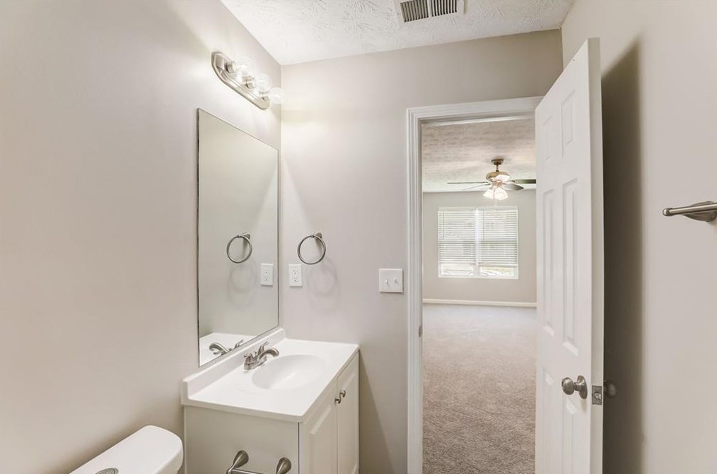 1054 Autumn Crest Ct, Stone Mountain GA  30083-5155 exterior