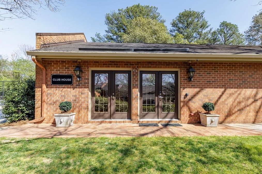 47 Willow Gln, Atlanta GA  30342-1341 exterior