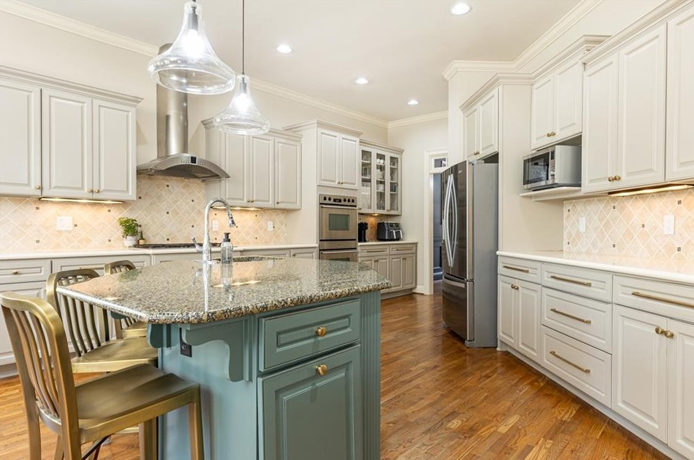 3188 Windsor Lake Dr, Atlanta GA  30319-2372 exterior