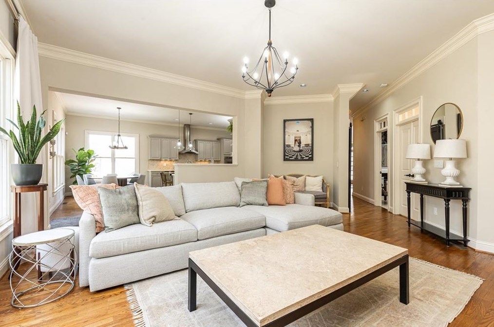 3188 Windsor Lake Dr, Atlanta GA  30319-2372 exterior