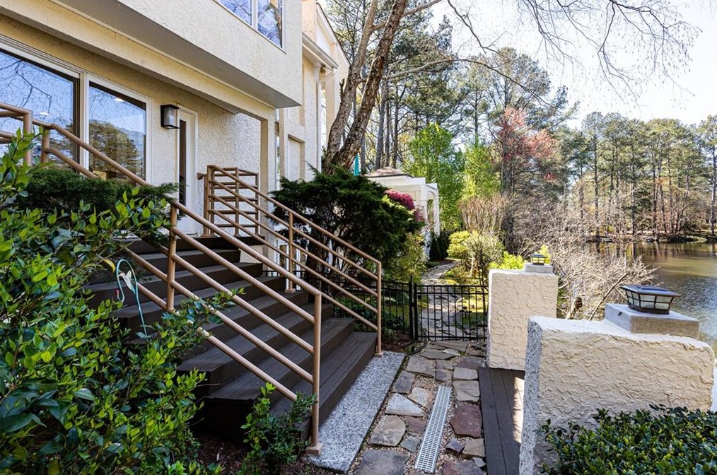 4000 Orch Lk Ct, Atlanta GA  30339-4633 exterior