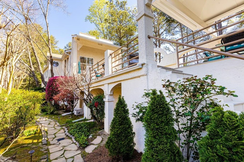4000 Orch Lk Ct, Atlanta GA  30339-4633 exterior