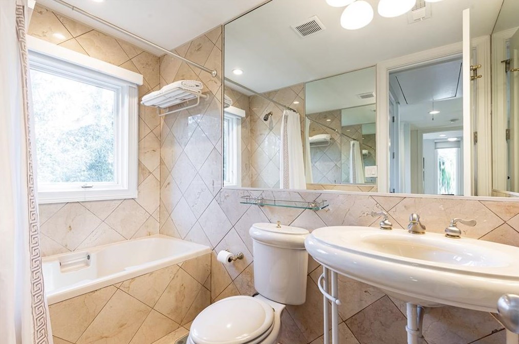 4000 Orch Lk Ct, Atlanta GA  30339-4633 exterior