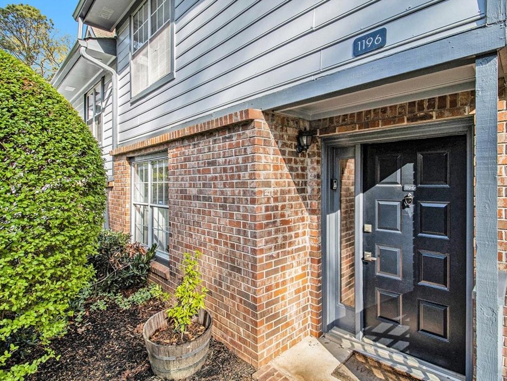 1196 Weatherstone Dr, Atlanta GA  30324-4643 exterior