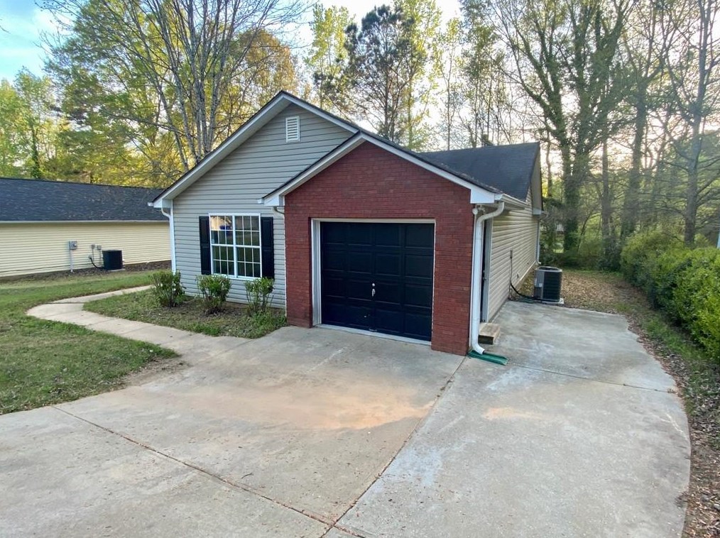 1304 Creek View Dr, Monroe, GA 30655