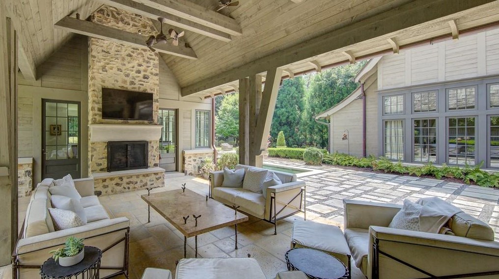 2979 Ridgewood Rd, Atlanta GA  30327-1900 exterior