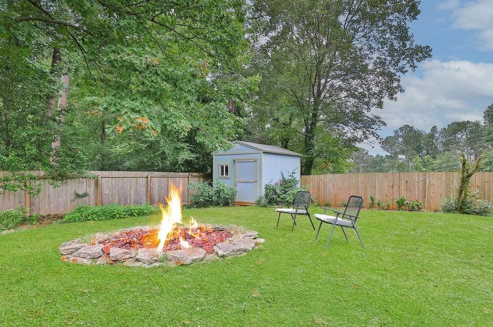 1083 Willivee Dr, Decatur GA  30033-4129 exterior