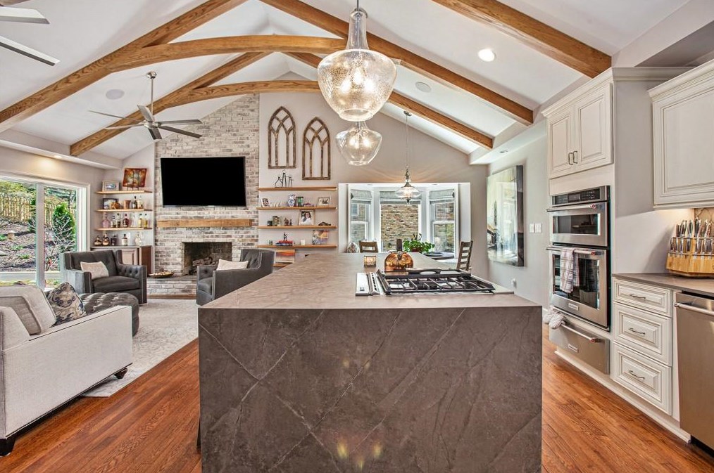 7265 Hunters Branch Dr, Atlanta GA  30328-1718 exterior